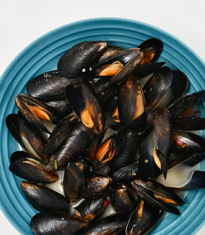 Garlic white wine mussels