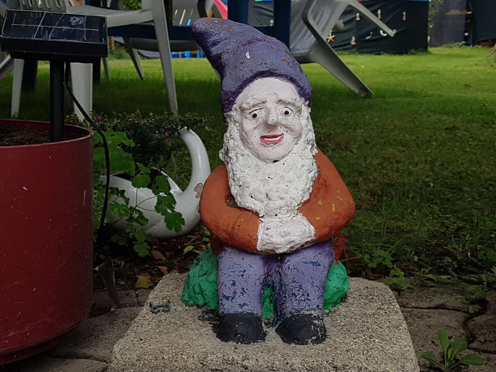 Hide the Pain Harold the garden gnome (i never posted before, but this had to be shared)