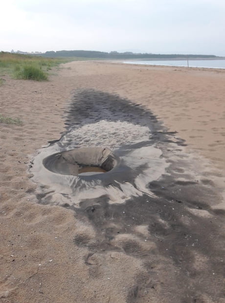 Last night, lightning struck Dornoch beach in Scotland, and that&#039;s how the scene looks like after it.