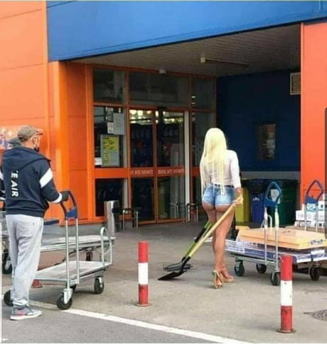 Real life &quot;you won&#039;t get anything done hoeing like that&quot; meme. Seen in Romania