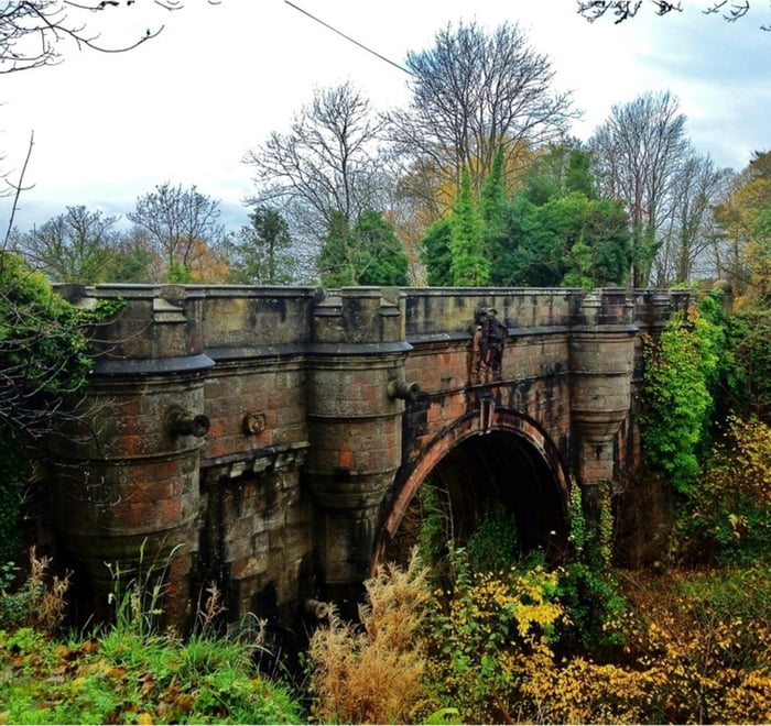 This is the Overtoun Bridge in Dumbarton Scotland where over 600 dogs have mysteriously tried to jump to their deaths since the 1960&rsquo;s