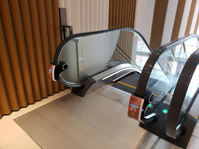 UV handrail sterilizer in a new shopping centre in Hong Kong